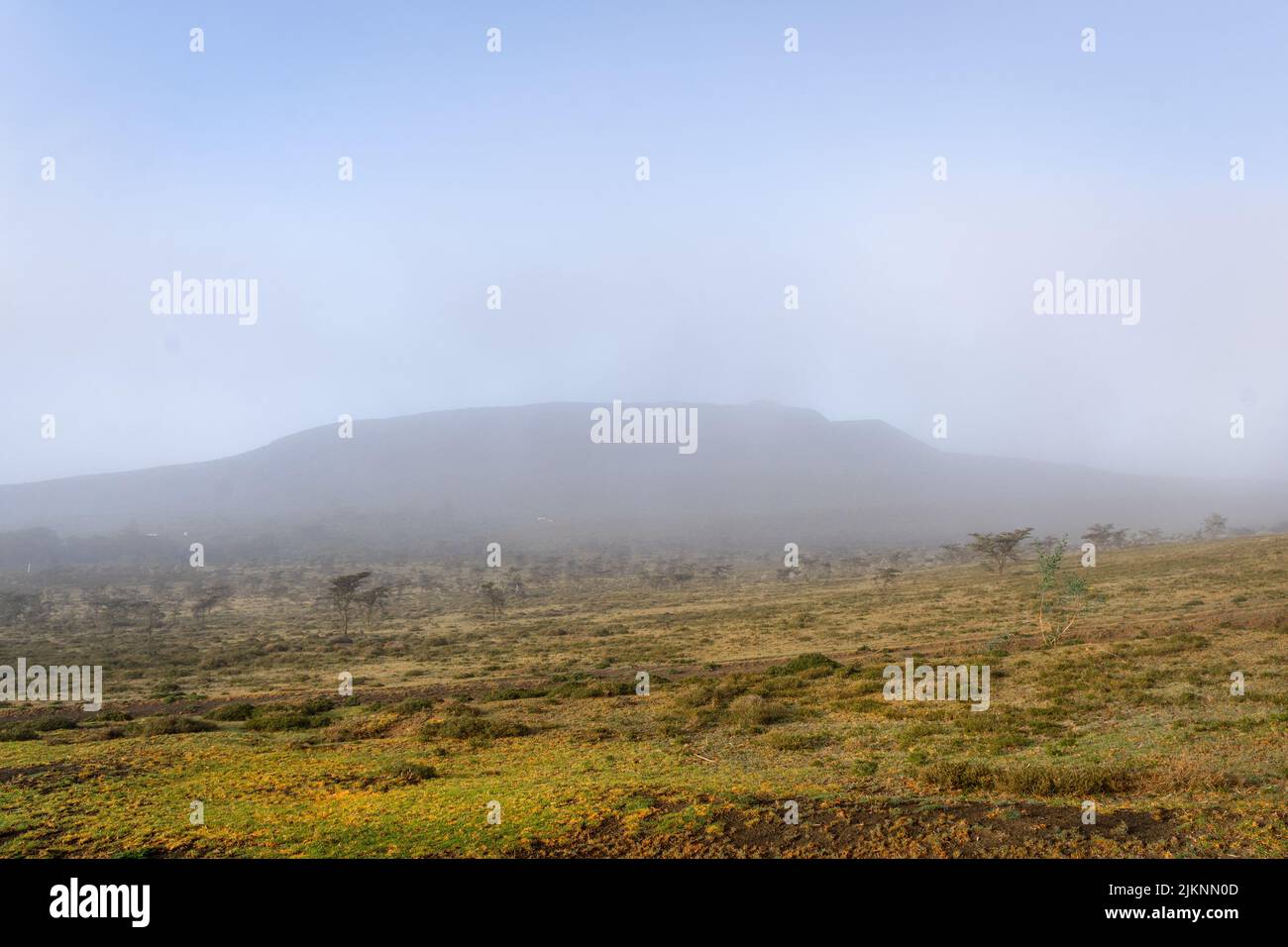 Une vue aérienne du mont Longonot sous le brouillard Banque D'Images