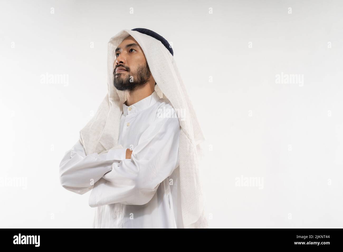 homme dans un turban debout regardant vers le haut et loin de penser Banque D'Images