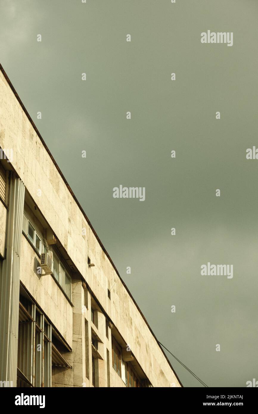 Un tir à faible angle d'un appartement sous un ciel nuageux Banque D'Images