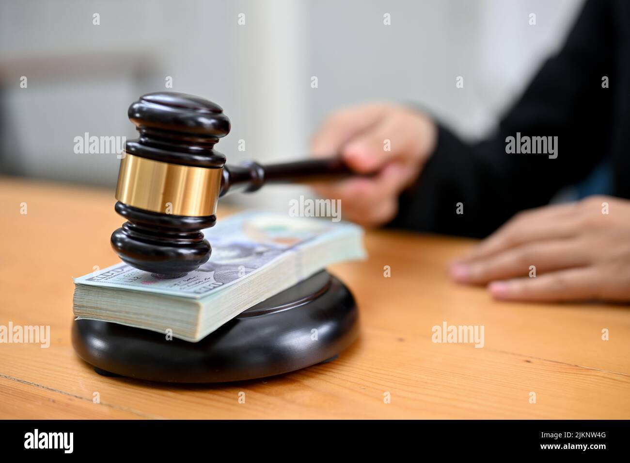 Un juge gavel est sur une Wad de billets ou une Wad de billets en dollars américains. Concept de corruption. Image en gros plan Banque D'Images