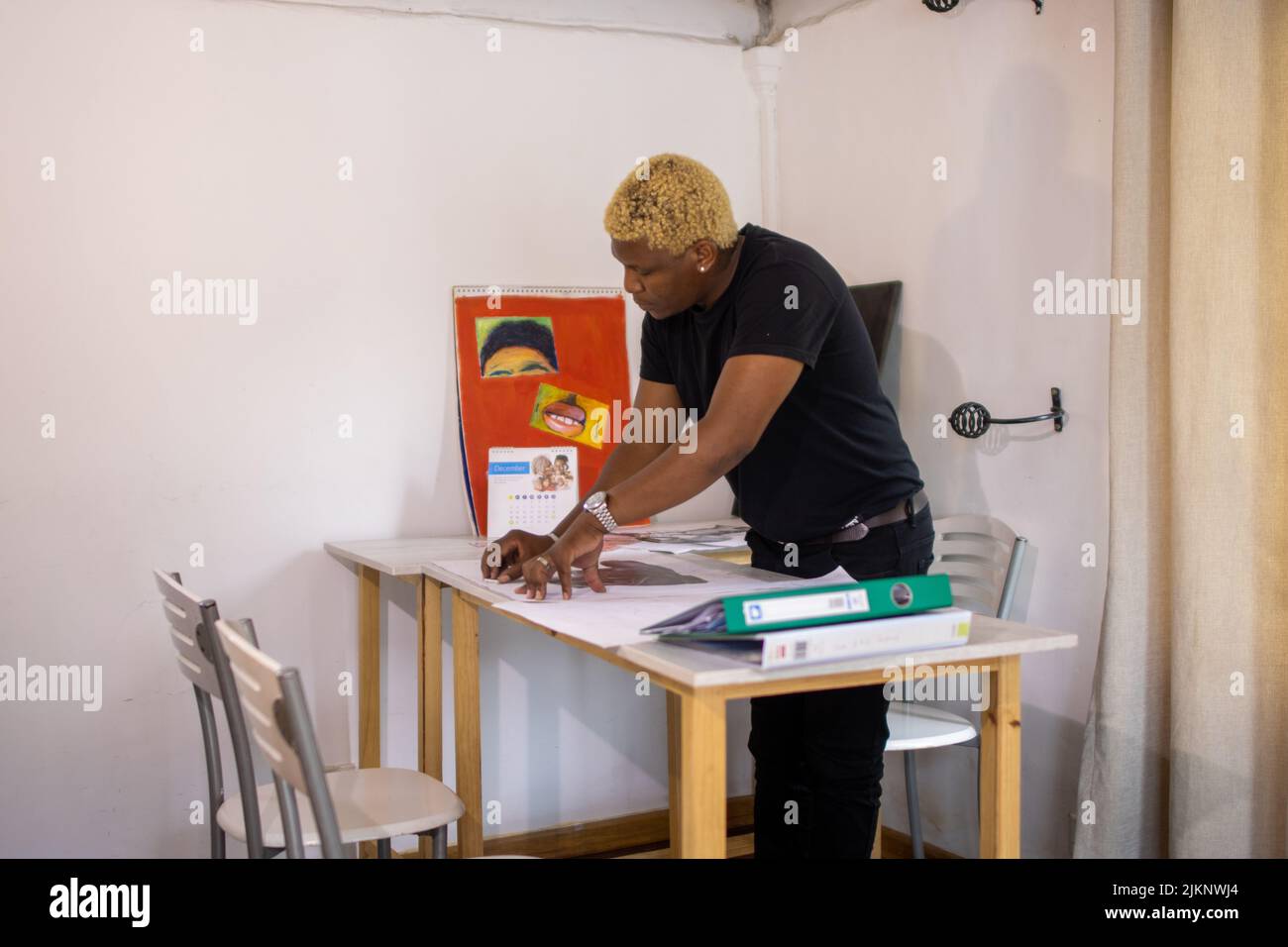 Un homme noir avec un dessin de cheveux teinté dans son atelier Banque D'Images