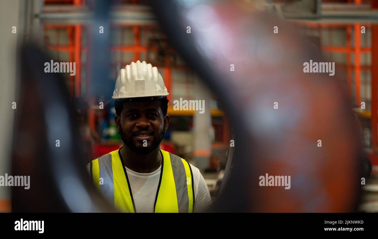 African american Foreman ou Worker Control Fabricant de grues industrielles fournisseur pour le chargement dans la chaîne de production d'usine Banque D'Images