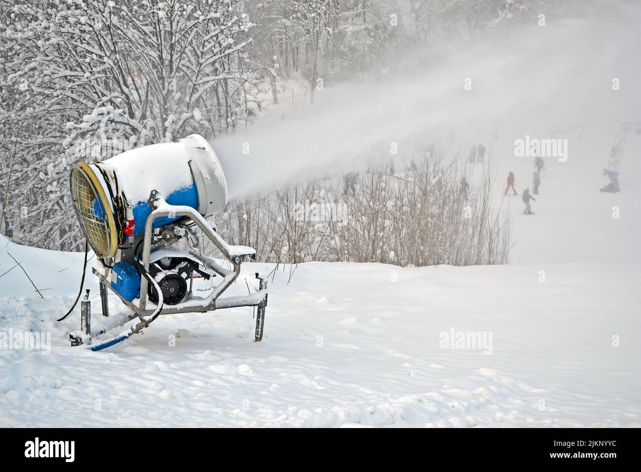 le pistolet à neige (pulvérisateur) disperse la neige artifiale sur la montagne, diversité saisonnière de l'environnement Banque D'Images