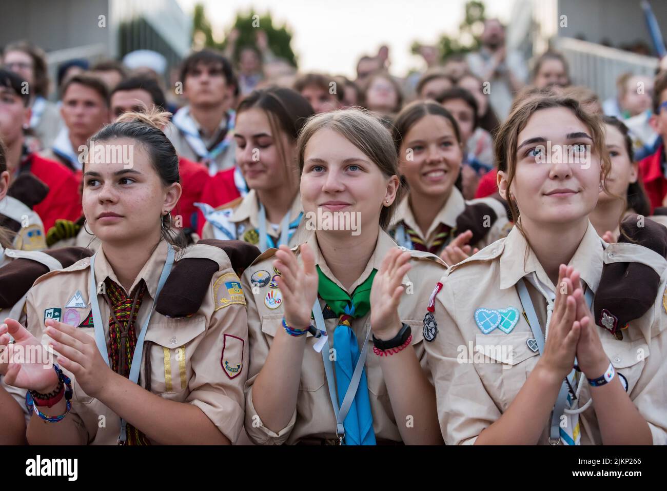 Prague, République tchèque. 02nd août 2022. Les participants portant des uniformes de scouts assistent à la cérémonie d'ouverture du Jamboree d'Europe centrale. Plus de 1200 scouts garçons et filles de 23 pays ont assisté au Jamboree d'Europe centrale à Prague. Le Jamboree d'Europe centrale est une réunion de 10 jours avec diverses activités pour les adolescents scouts. Le Scoutisme a été créé il y a 115 ans par Robert Baden-Powell. Aujourd'hui, elle compte plus de 50 millions de membres dans le monde entier. Crédit : SOPA Images Limited/Alamy Live News Banque D'Images