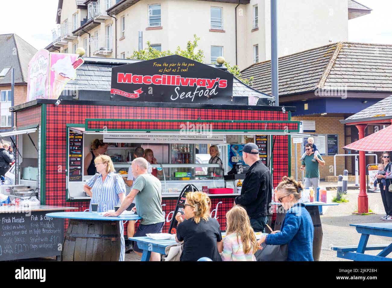 Oban Pier et Quayside café de fruits de mer frais, MacGillivray vendant des crustacés et du poisson locaux à des clients, Écosse, Royaume-Uni été 2022 Banque D'Images