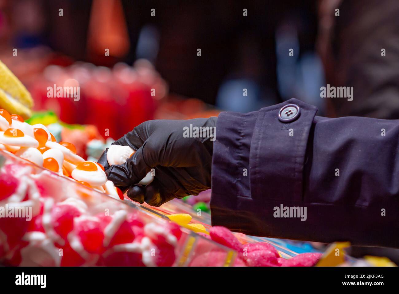 Magasin de bonbons, la main non reconnaissable ramasser des bonbons dans un marché à Séville (Espagne). Banque D'Images