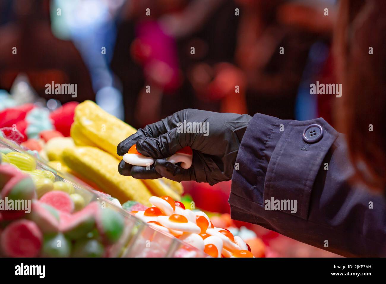 Magasin de bonbons, la main non reconnaissable ramasser des bonbons dans un marché à Séville (Espagne). Banque D'Images