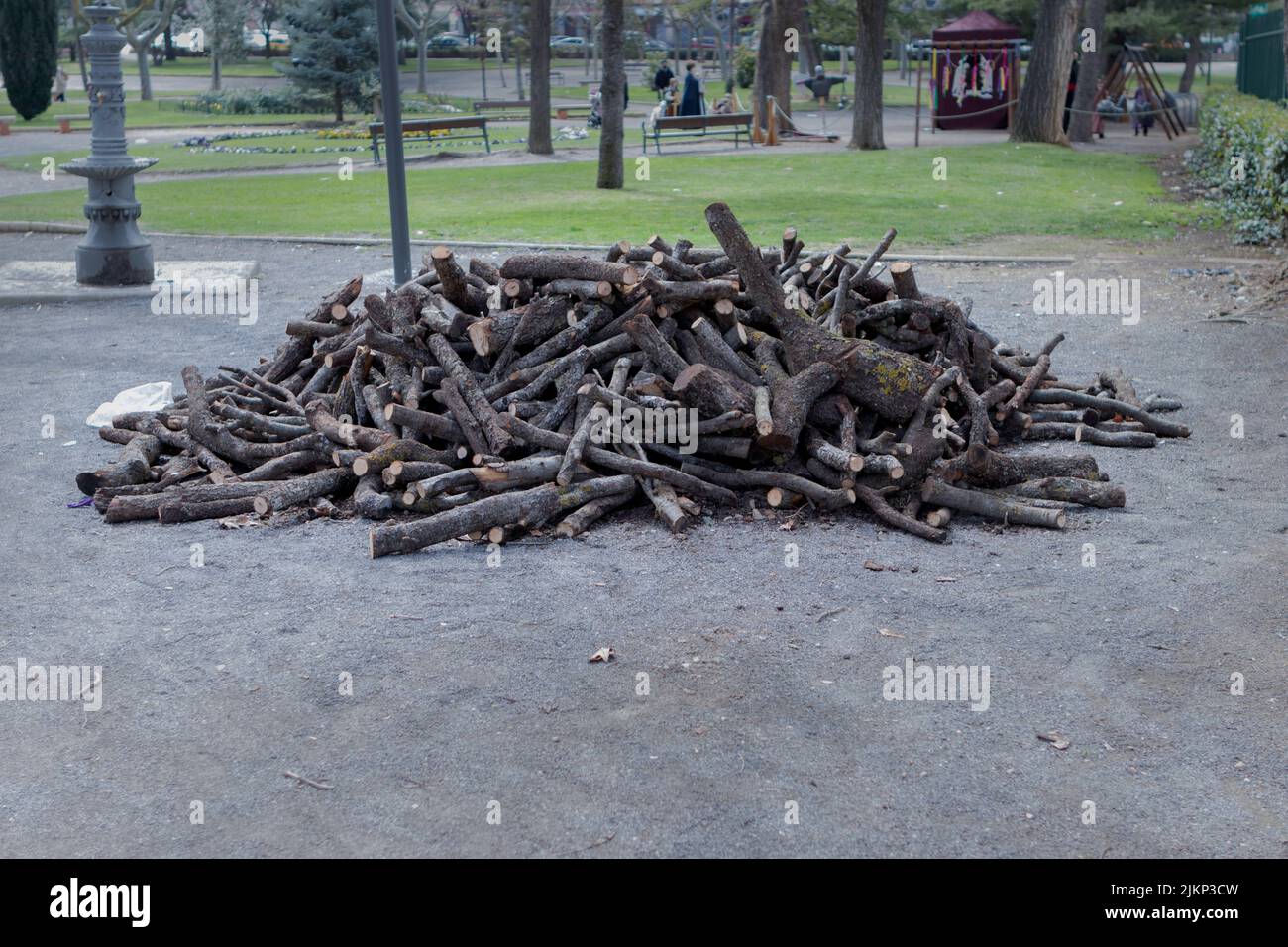 Un tas de bois de chauffage coupé préparé pour le chauffage en hiver Banque D'Images