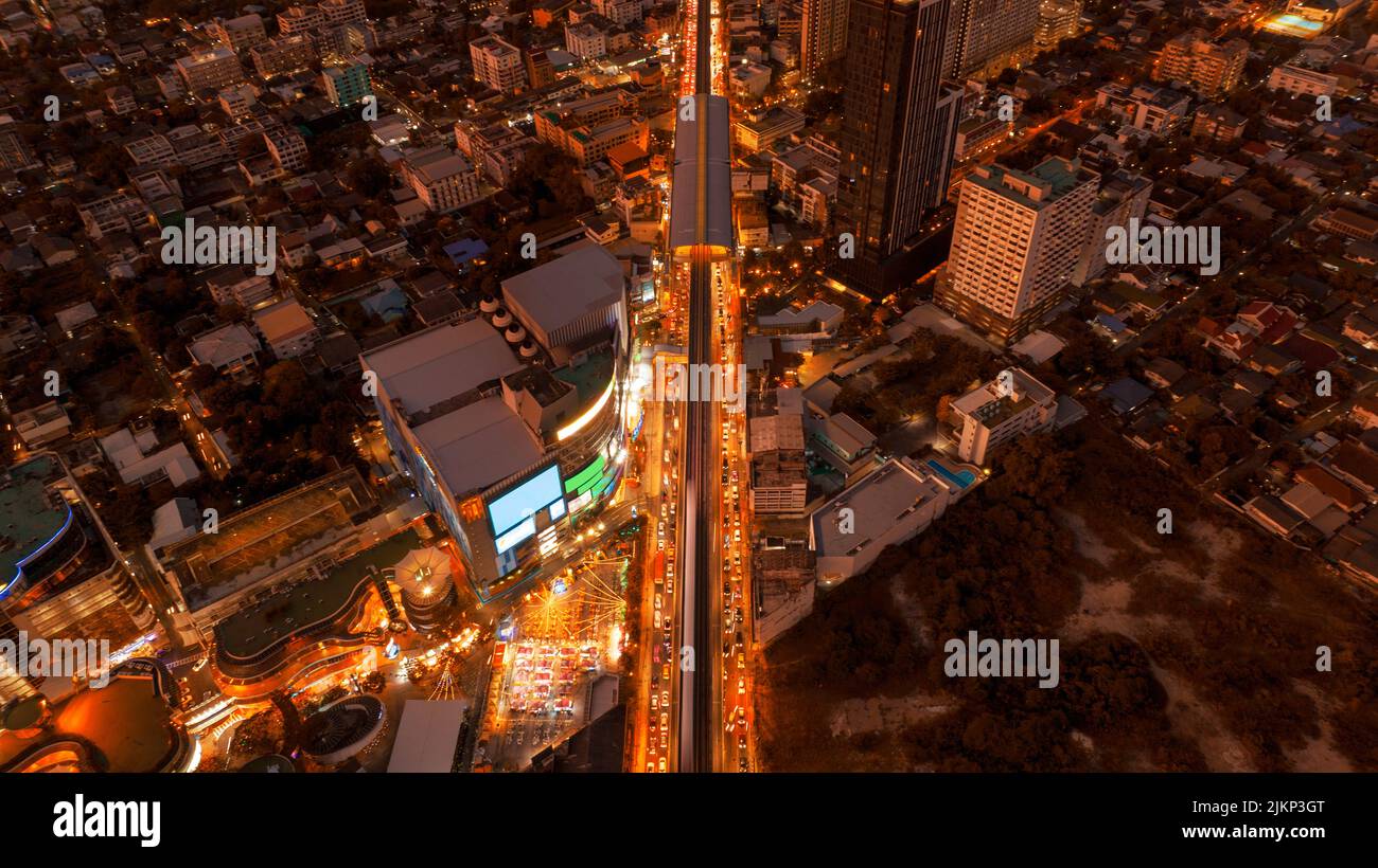 Vue aérienne les voitures automobiles se trouvent au carrefour de la ville. Gratte-ciel dans les rues du centre-ville. Centre d'affaires City Roads Traffic Road Ju Banque D'Images