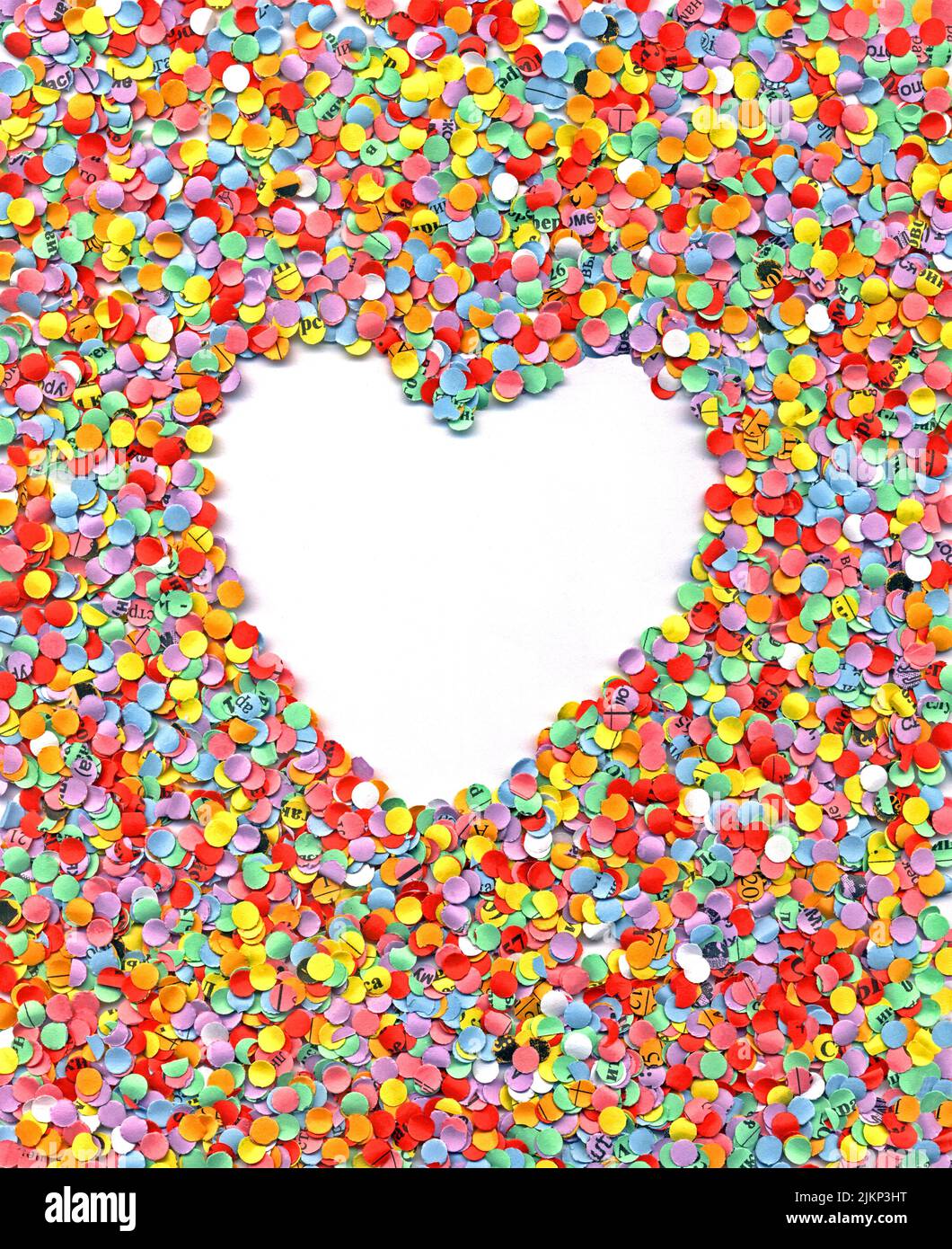 coeur d'amour dans l'arc-en-ciel confetti arrière-plan fermé, concept de mariage, vacances d'anniversaire, diversité de texture de papier Banque D'Images