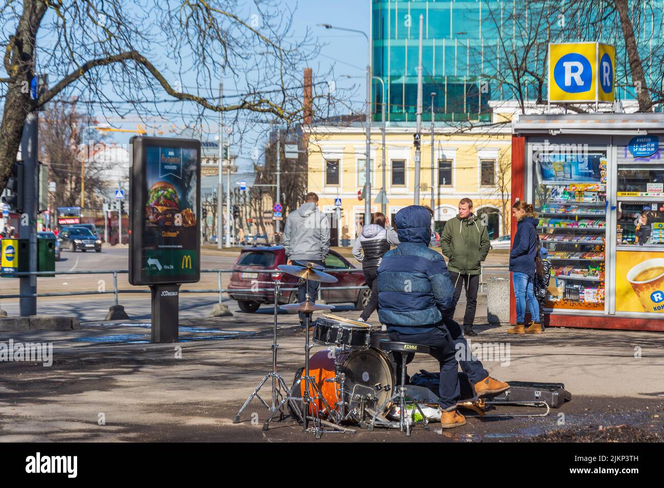 Drumset et un batteur à la place Viru à Tallinn, Estonie Banque D'Images