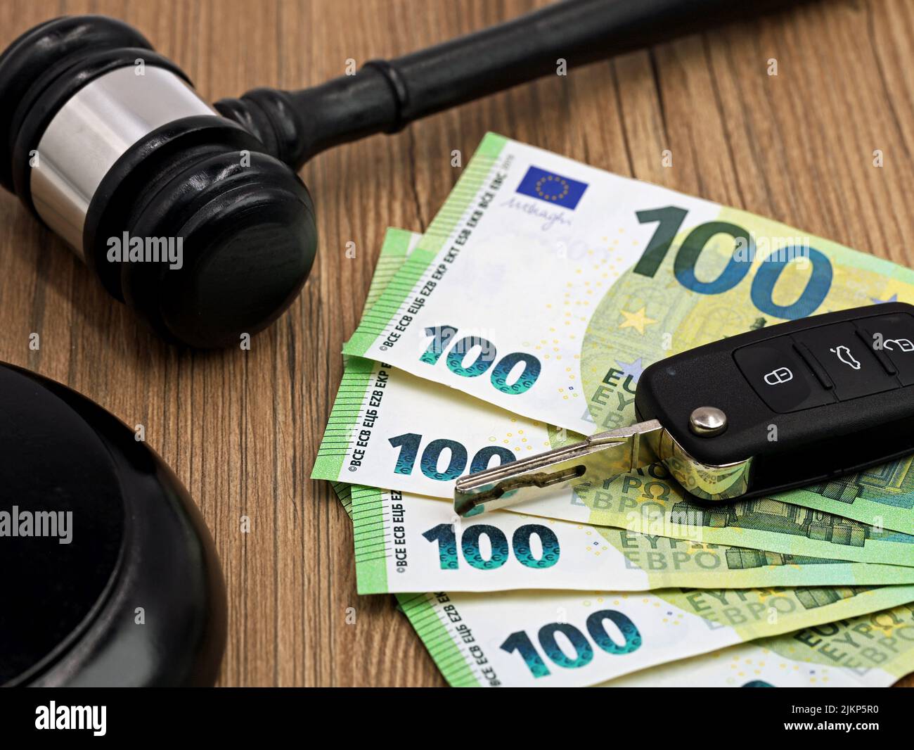 jugde gavel ou marteau de vente aux enchères avec des billets en euros et des clés de voiture sur une table en bois Banque D'Images