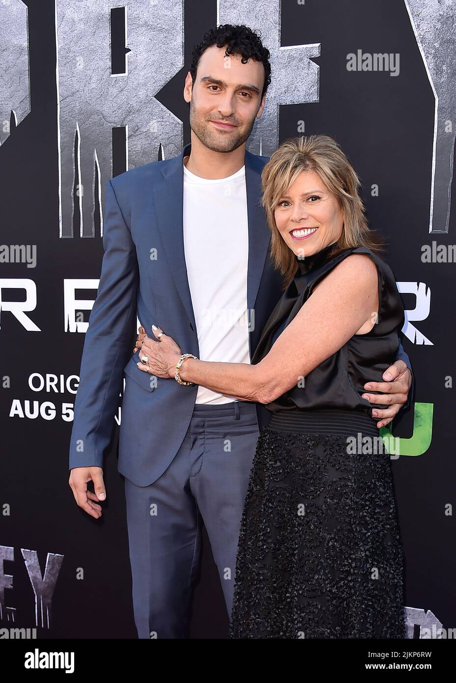 Westwood, États-Unis. 02nd août 2022. Dane DiLiegro et sa mère marchent sur le tapis rouge lors de la première mondiale de la première des 20th Century Studios 'Prey' au Regency Village Theatre de Westwood, CA sur 2 août 2022. (Photo de Scott Kirkland/Sipa USA) crédit: SIPA USA/Alay Live News Banque D'Images