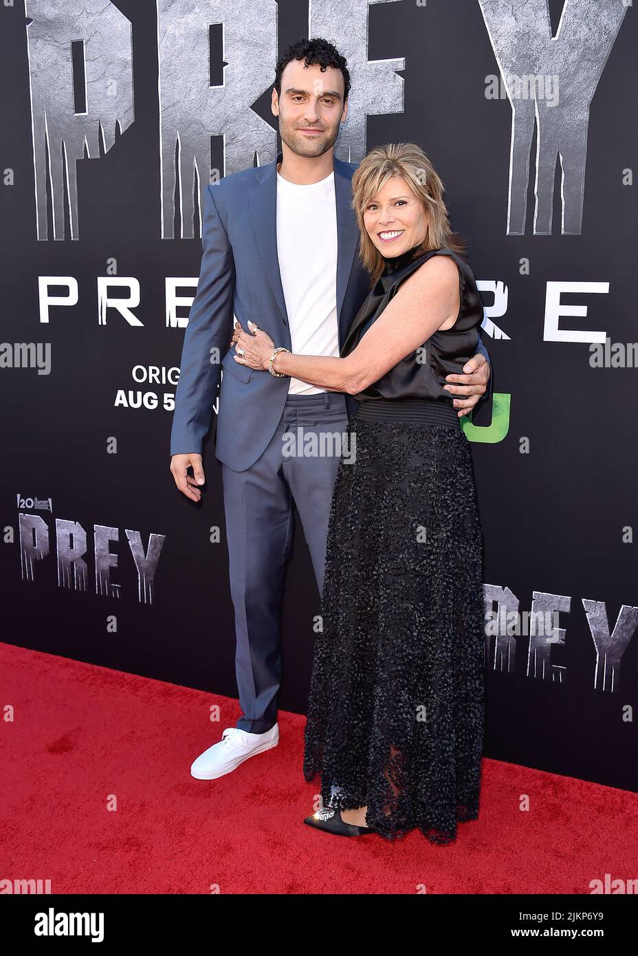 Westwood, États-Unis. 02nd août 2022. Dane DiLiegro et sa mère marchent sur le tapis rouge lors de la première mondiale de la première des 20th Century Studios 'Prey' au Regency Village Theatre de Westwood, CA sur 2 août 2022. (Photo de Scott Kirkland/Sipa USA) crédit: SIPA USA/Alay Live News Banque D'Images
