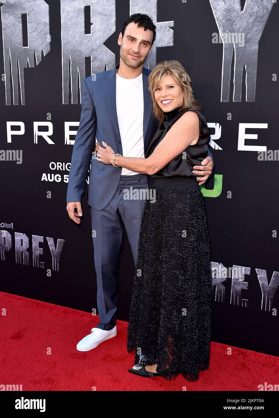 Westwood, États-Unis. 02nd août 2022. Dane DiLiegro et sa mère marchent sur le tapis rouge lors de la première mondiale de la première des 20th Century Studios 'Prey' au Regency Village Theatre de Westwood, CA sur 2 août 2022. (Photo de Scott Kirkland/Sipa USA) crédit: SIPA USA/Alay Live News Banque D'Images