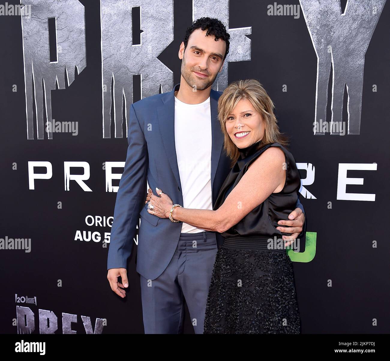 Westwood, États-Unis. 02nd août 2022. Dane DiLiegro et sa mère marchent sur le tapis rouge lors de la première mondiale de la première des 20th Century Studios 'Prey' au Regency Village Theatre de Westwood, CA sur 2 août 2022. (Photo de Scott Kirkland/Sipa USA) crédit: SIPA USA/Alay Live News Banque D'Images