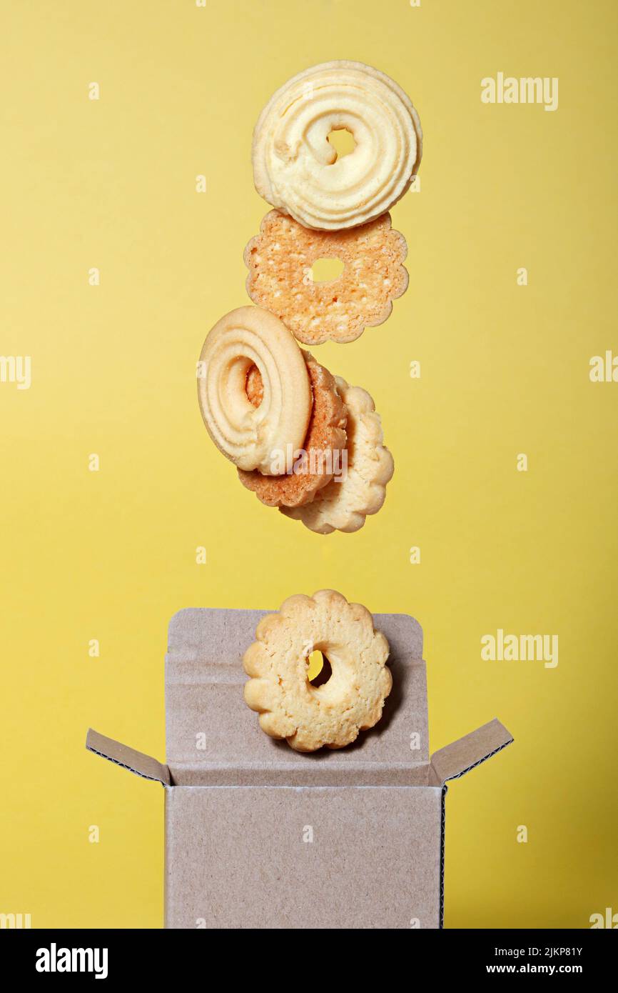 Un beau Ma'amoul cookies tombant sur l'air isolé avec un fond jaune Banque D'Images