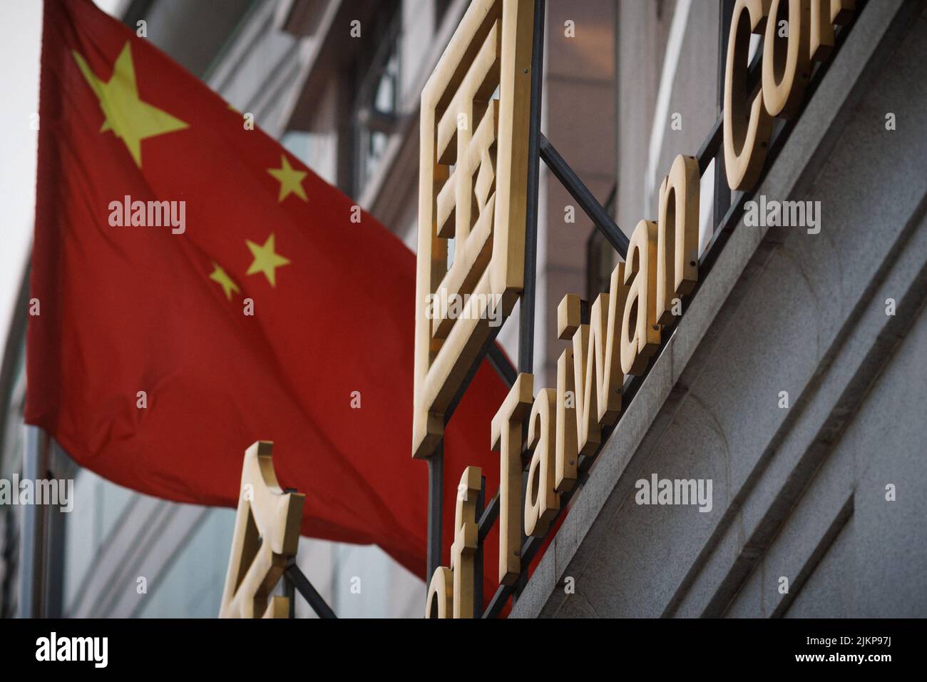 Le drapeau national chinois vole à l'extérieur de la construction de la Fédération de toute la Chine des compatriotes de Taïwan à Pékin, Chine, 3 août 2022. REUTERS/Thomas Peter Banque D'Images