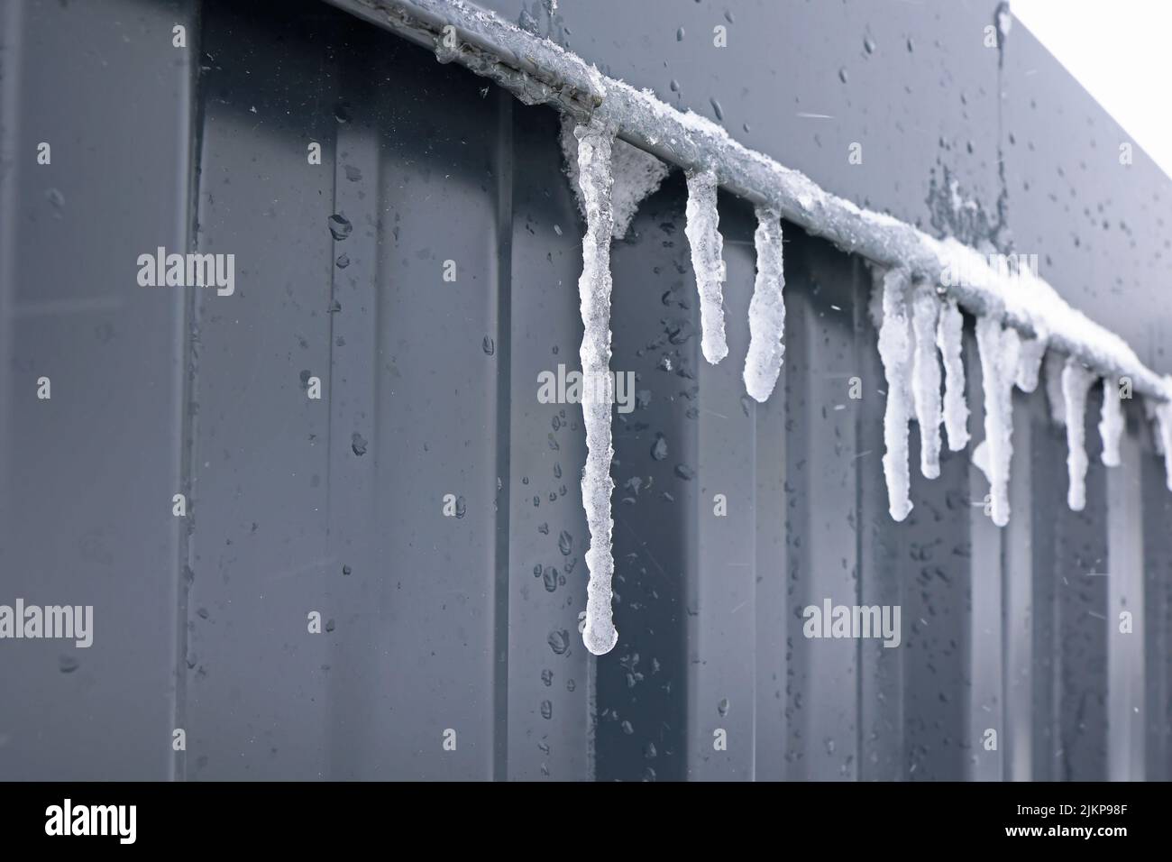 Glaces suspendues au toit du garage. Banque D'Images