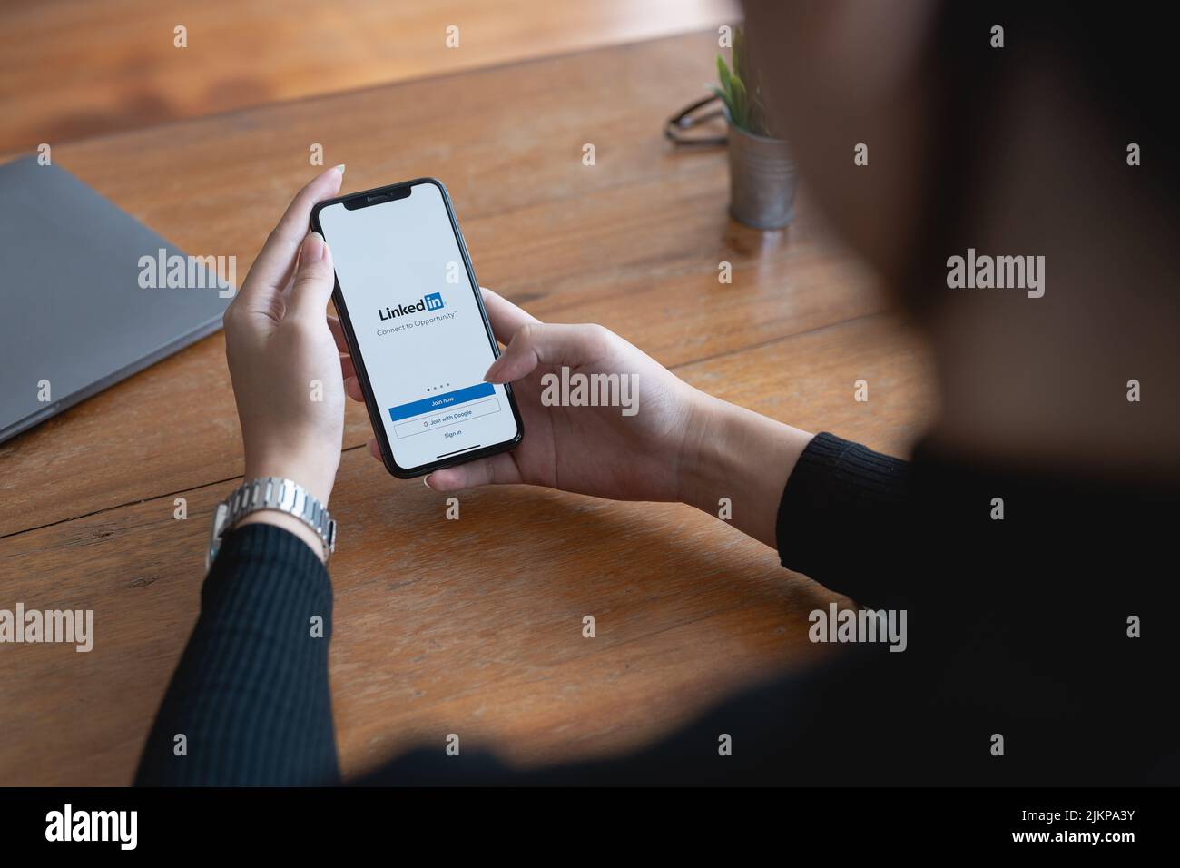 CHIANG MAI,THAÏLANDE - 29 JUIN 2022 : Femme tenant iPhone ouvrant Linkedin app. LinkedIn est un site de réseaux sociaux spécialisé dans les réseaux d'entreprise Banque D'Images