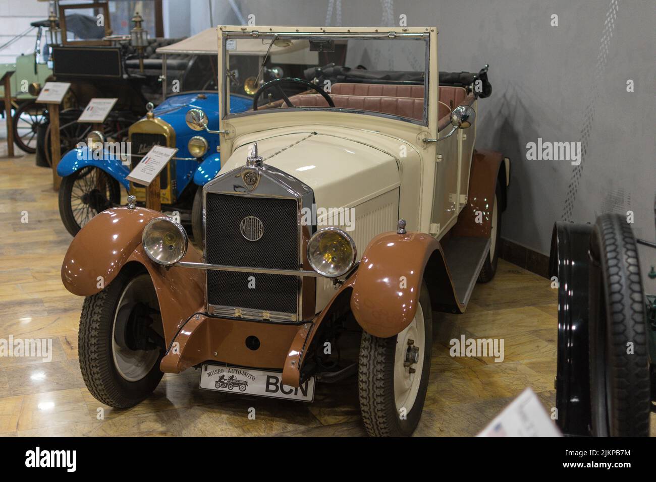 Très ancienne couleur de couleur crème de voiture ancienne et historique exposée dans le musée privé, Mathis MY Torpedo Weymann Banque D'Images