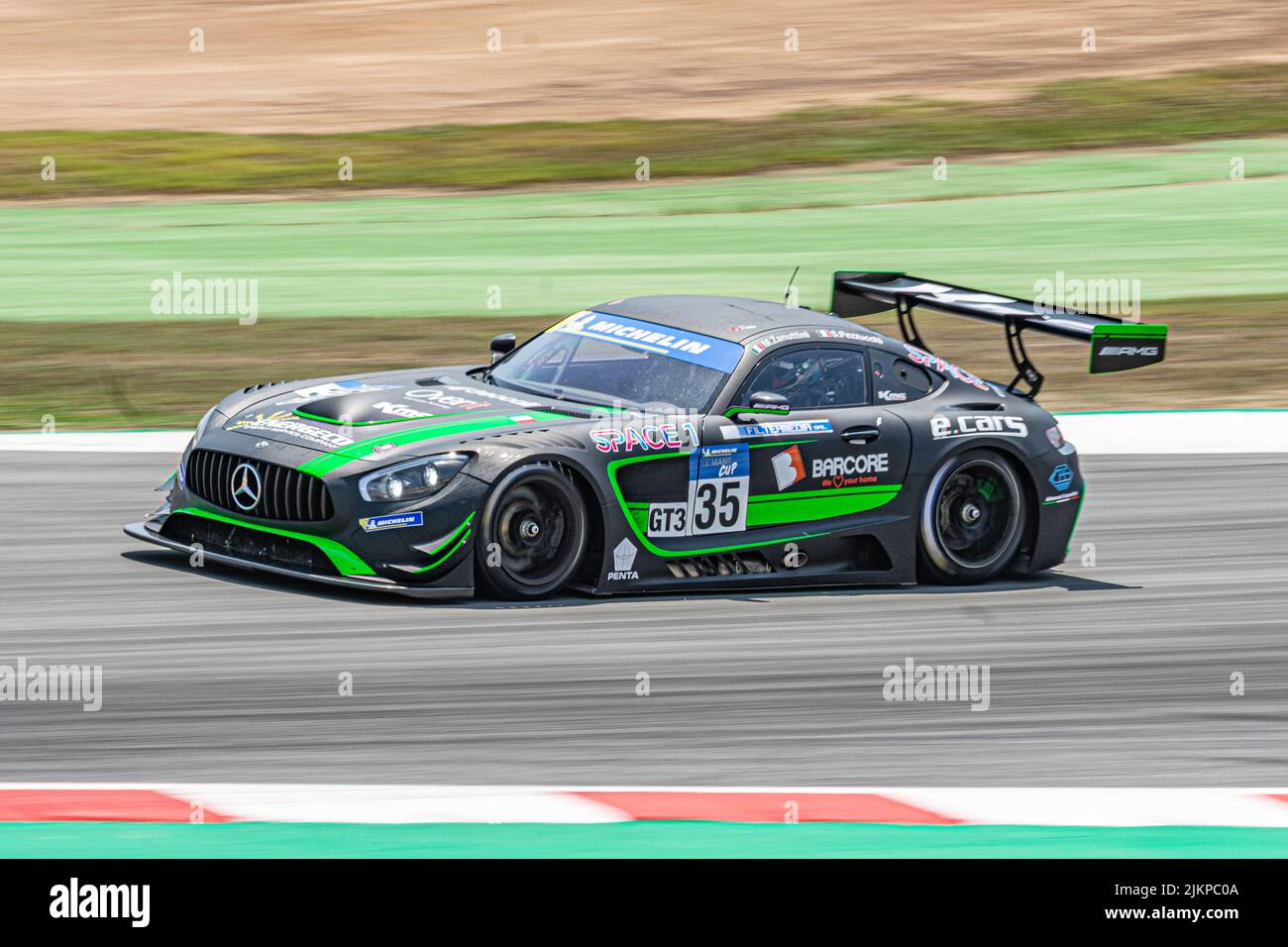 Voiture de course rapide sur piste mouillée, Mercedes Benz AMG GT3 Banque D'Images