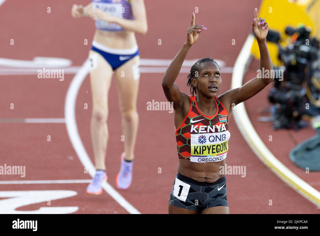 Faith Kipyegon (KEN) points skyward après avoir gagné le 1500 mètre avec un temps de 3:52,96 pendant la séance de l'après-midi le jour 4 du World Athletics C Banque D'Images