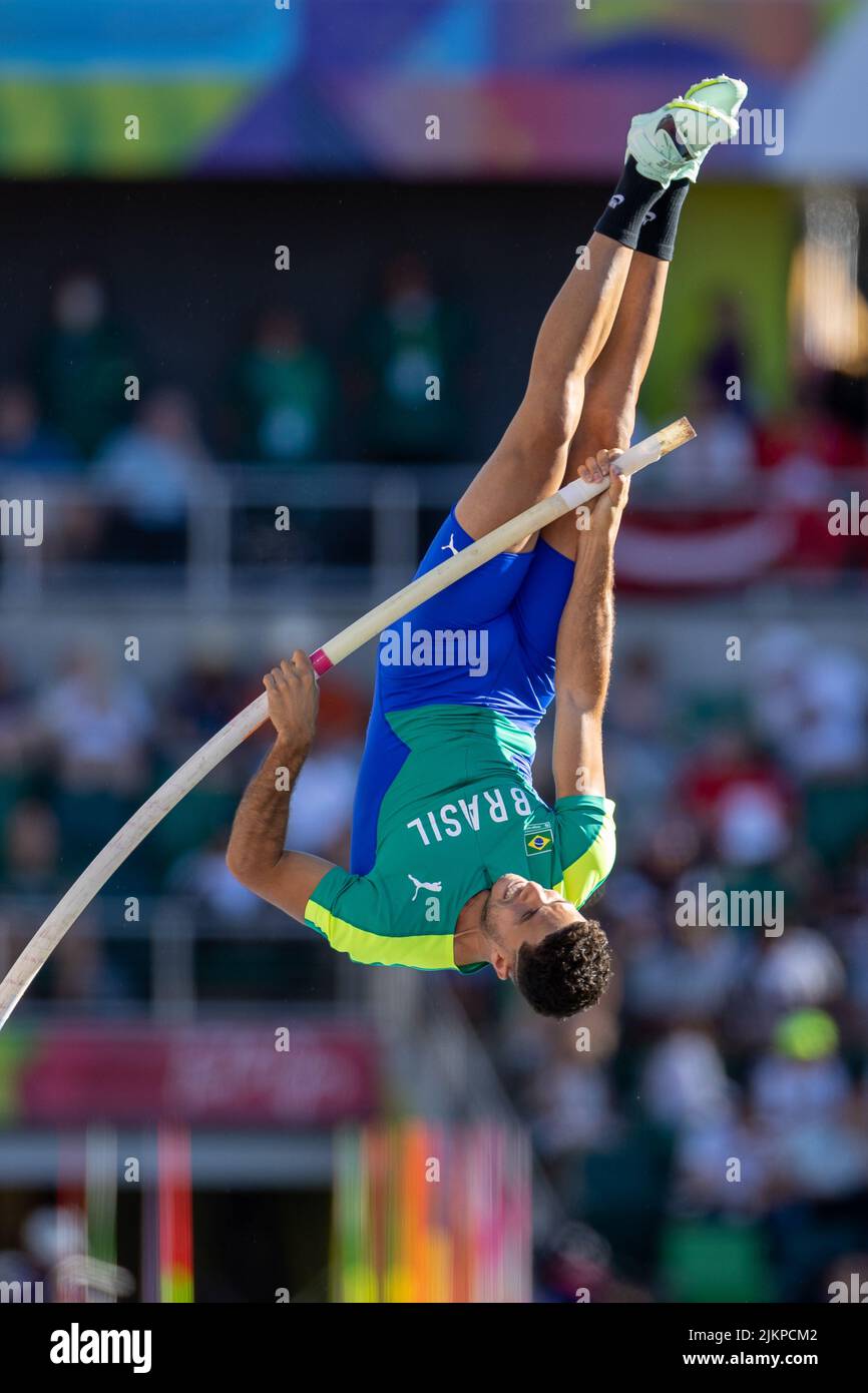 Thiago Braz (BRA) a 18-10 1/4 (5,75) pour se qualifier pour les finales dans la voûte polaire pendant la session de l'après-midi le jour 8 du Cha Athletics mondial Banque D'Images