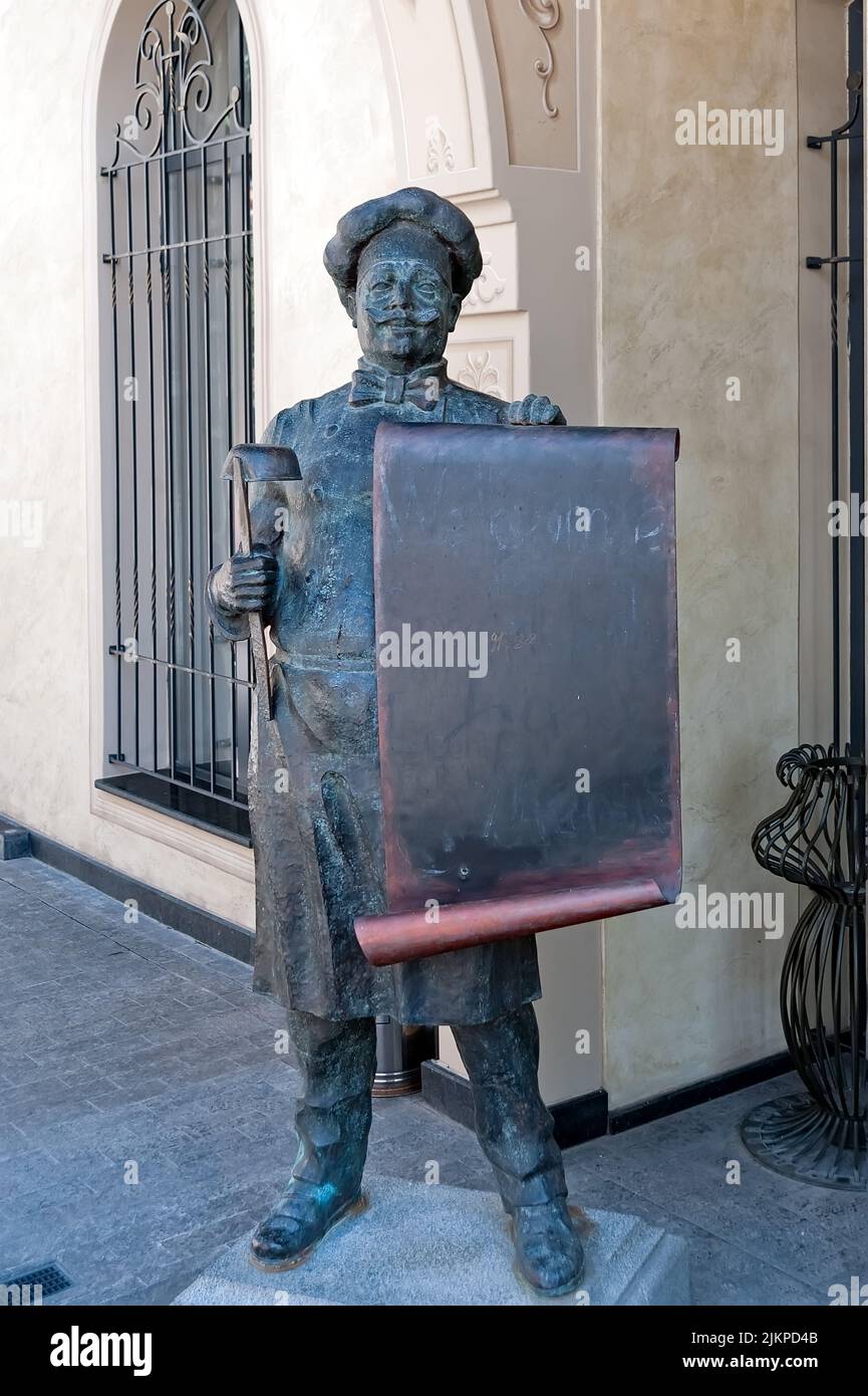 Sculpture en bronze d'un chef permanent avec un menu dans ses mains sur la rue Ioane Shavteli dans la ville de Tbilissi en Géorgie Banque D'Images