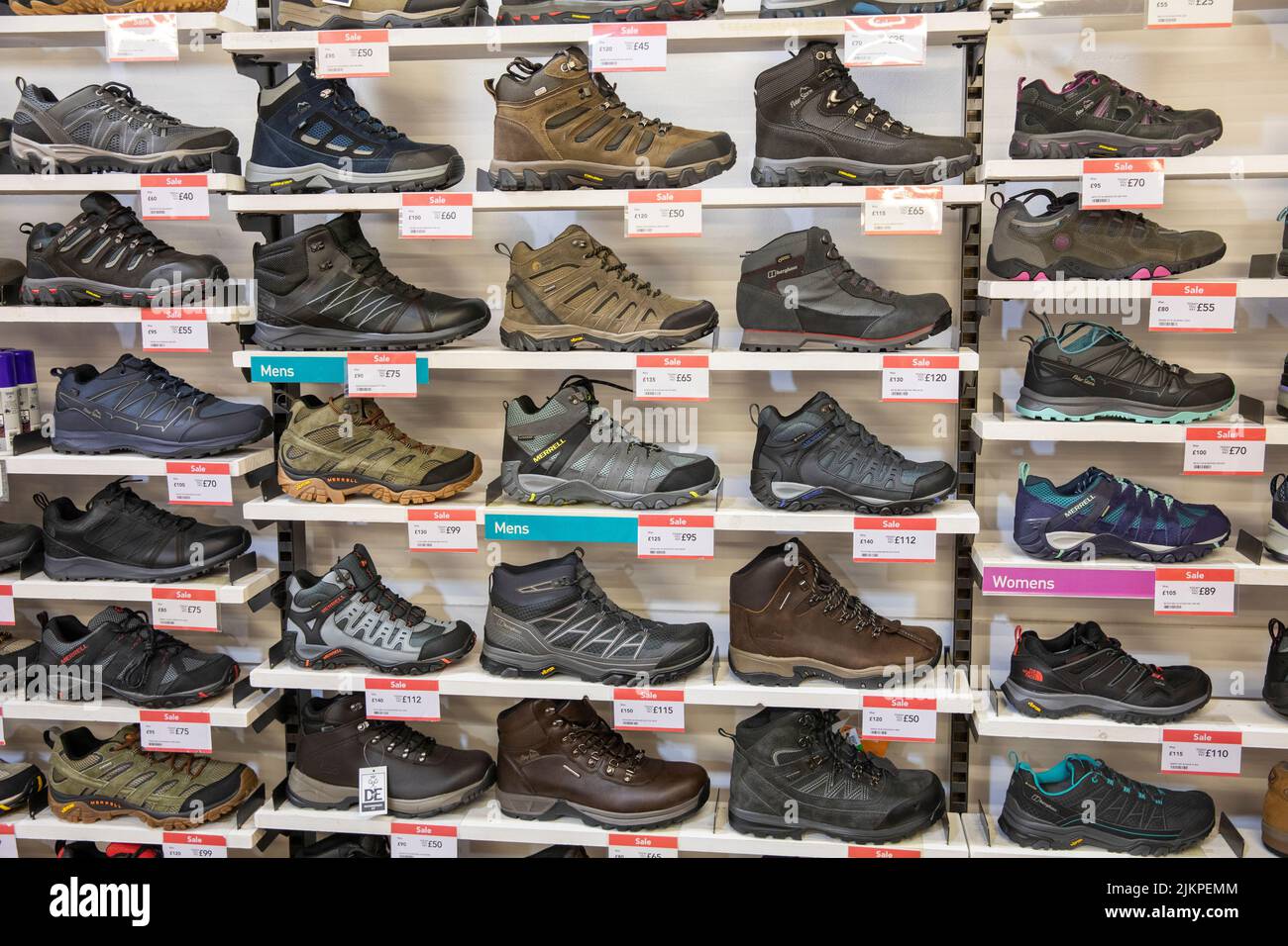 Bottes de randonnée bottes de marche dans Millets Outdoor store à Bury, Manchester, prix réduits juillet 2022 vente d'été, Angleterre, Royaume-Uni Banque D'Images
