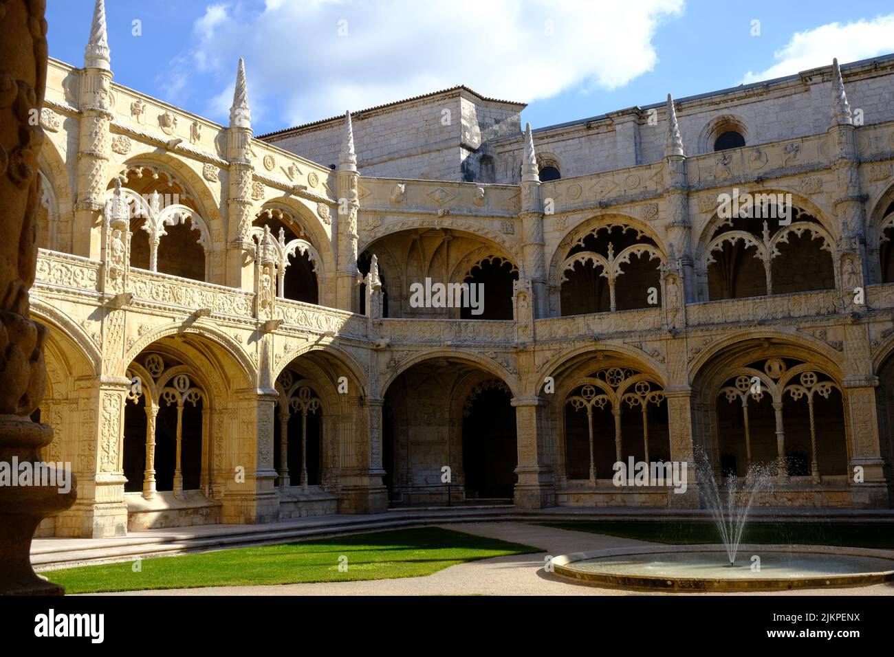 Une belle photo d'un bâtiment ancien pendant la journée au Portugal Banque D'Images Une belle photo d'un bâtiment ancien pendant la journée au Portugal Banque D'Images