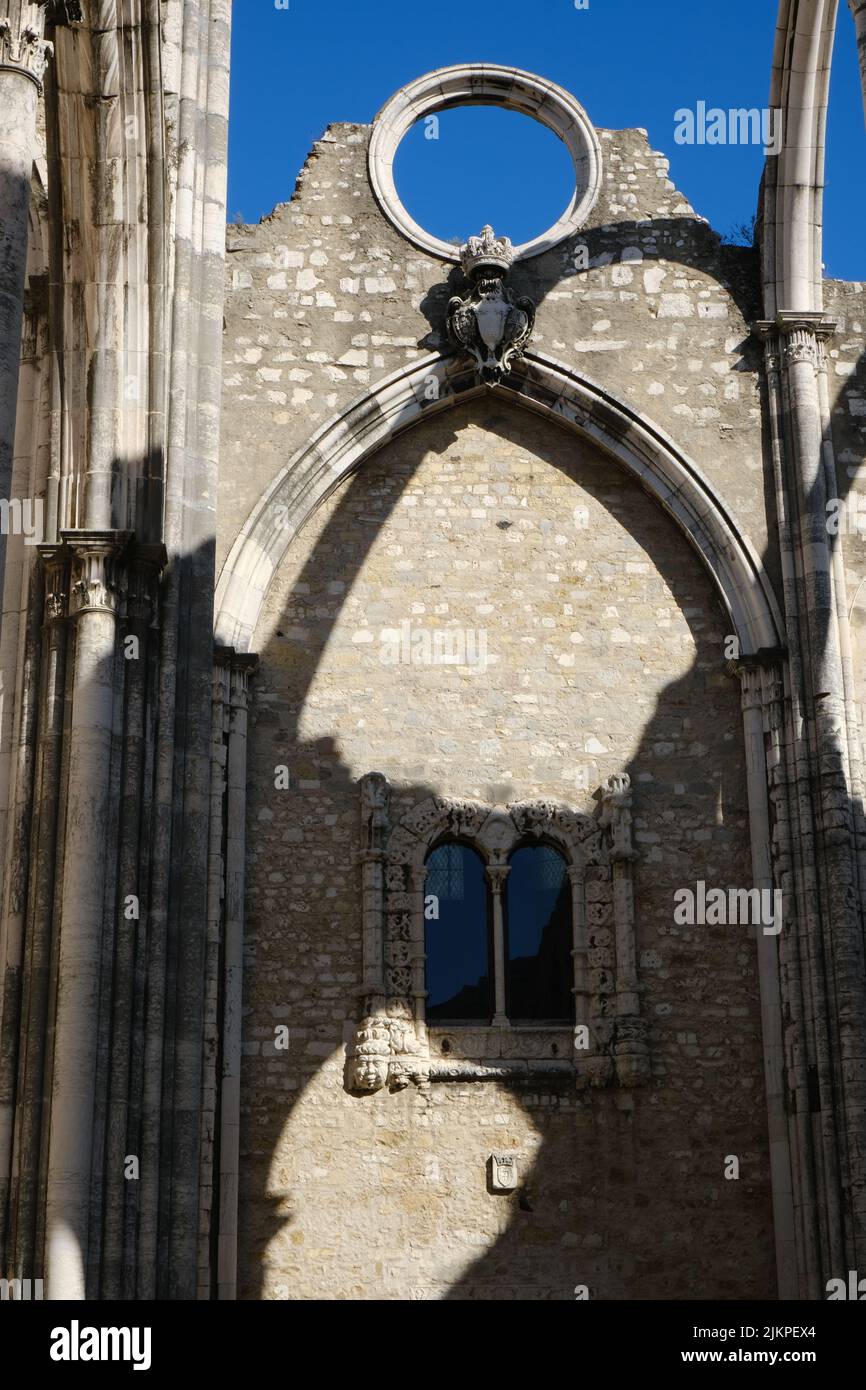 Un cliché vertical d'un bâtiment ancien pendant la journée au Portugal Banque D'Images Un cliché vertical d'un bâtiment ancien pendant la journée au Portugal Banque D'Images
