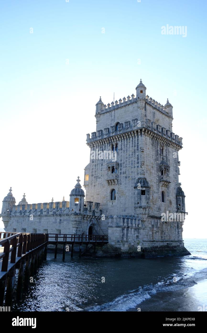 Un cliché vertical d'un bâtiment ancien pendant la journée au Portugal Banque D'Images Un cliché vertical d'un bâtiment ancien pendant la journée au Portugal Banque D'Images