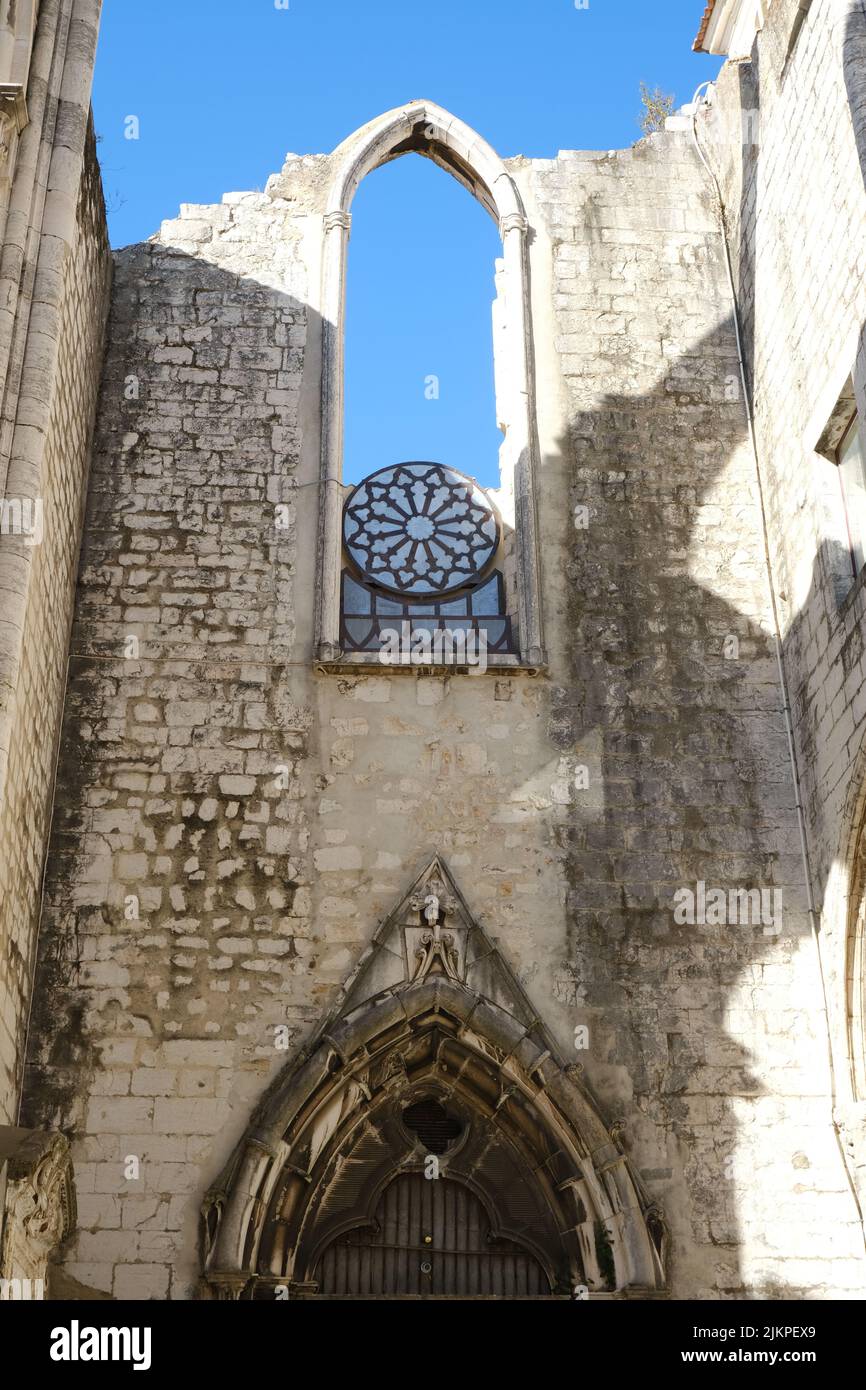 Un cliché vertical d'un bâtiment ancien pendant la journée au Portugal Banque D'Images Un cliché vertical d'un bâtiment ancien pendant la journée au Portugal Banque D'Images