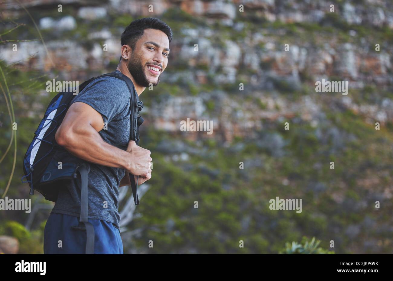 Respirer l'air frais me calme toujours. Un jeune homme qui profite d'un moment de pause sur sa randonnée à l'extérieur. Banque D'Images