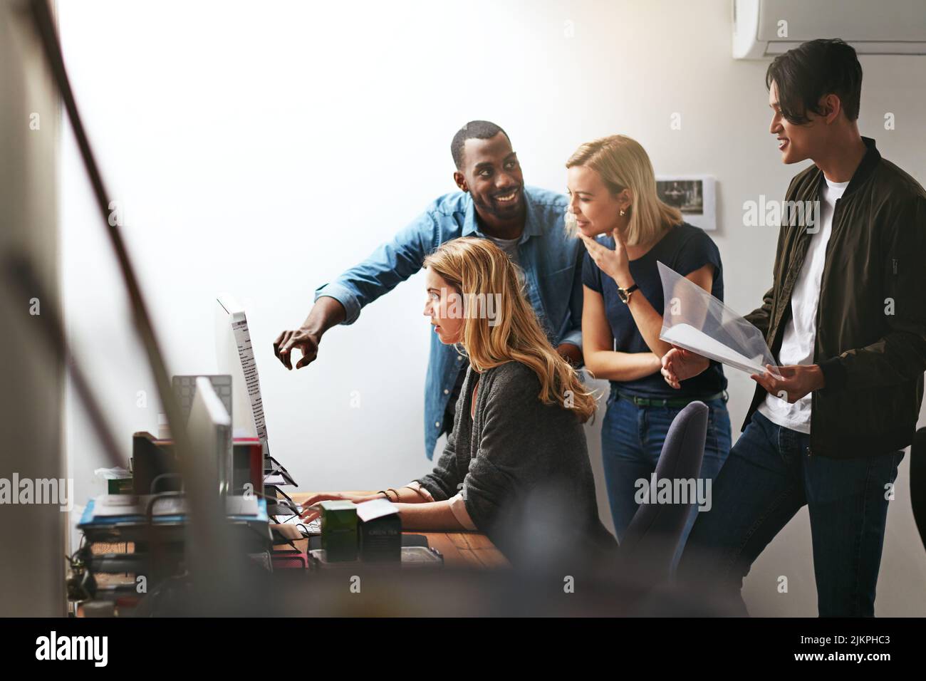 Formation de groupe, atelier et apprentissage pour réfléchir à des idées et collaborer. Jeunes et divers collaborateurs travaillant en équipe dans le Banque D'Images