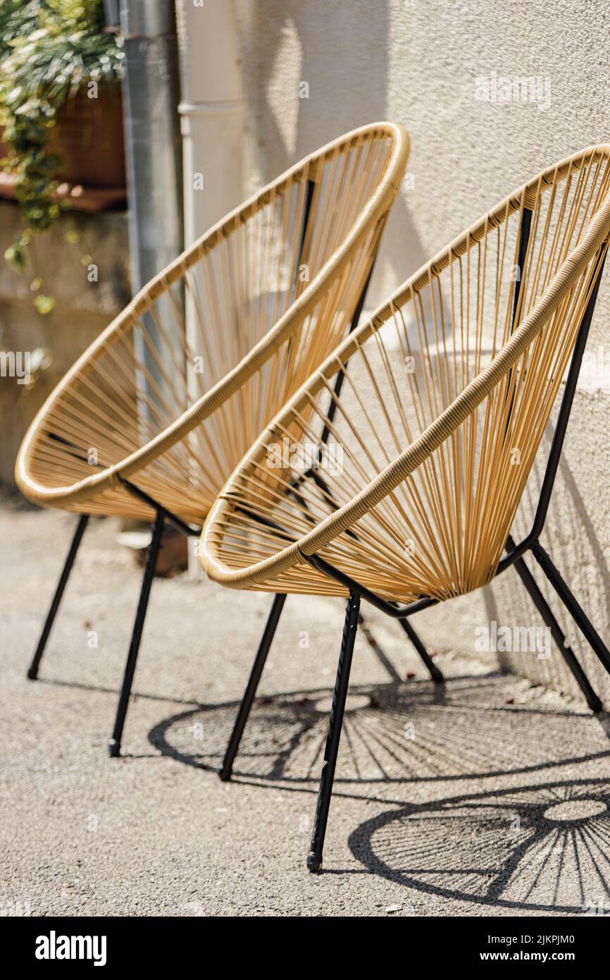 Meubles de café. Chaises de créateur tendance. Chaise en rotin. Fauteuils en osier à l'extérieur. Meubles modernes dans la rue. Fauteuils de créateurs de mode Banque D'Images