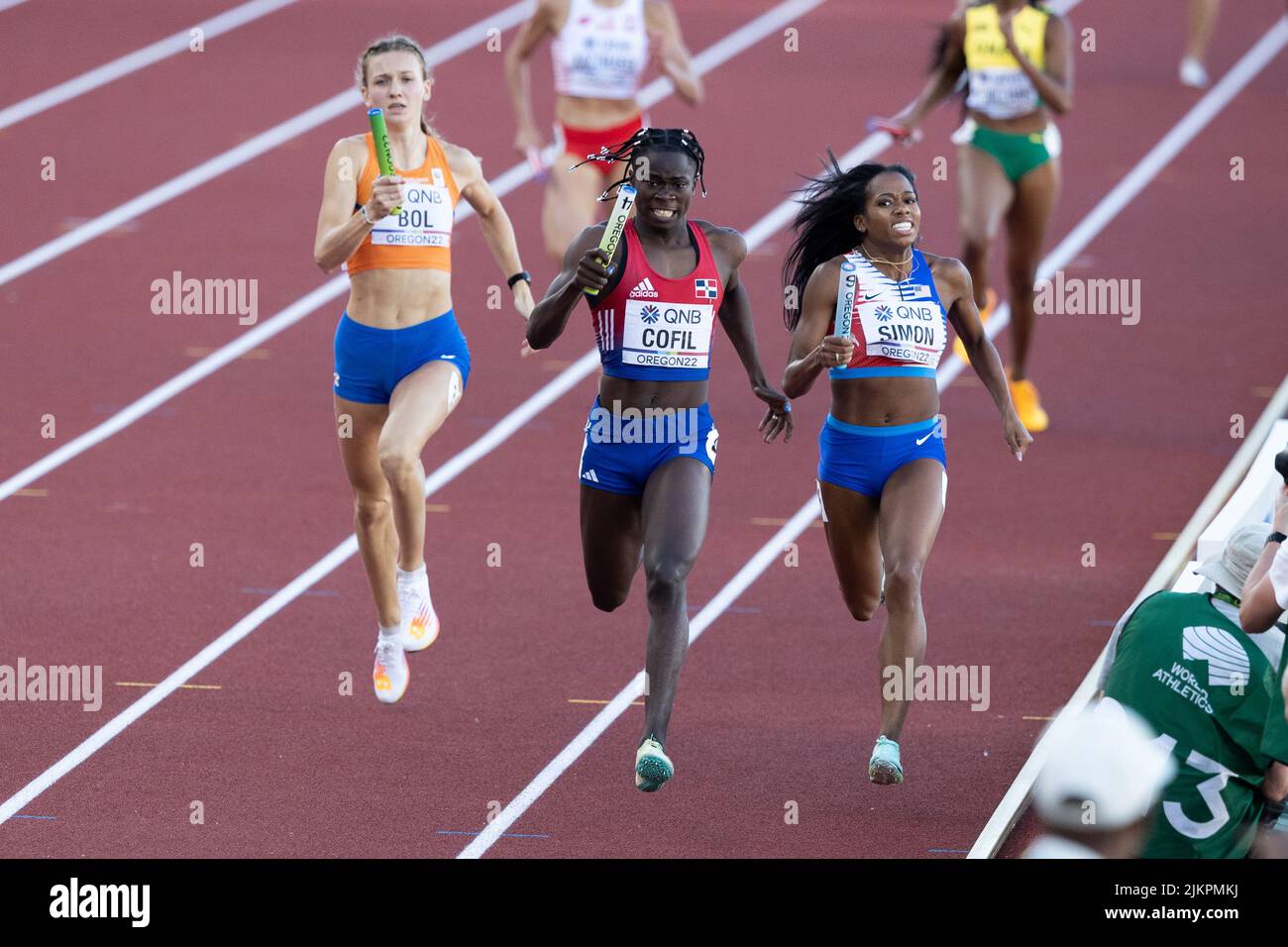 Fiordaliza Cofil (DOM), Femke bol (NED) et Kennedy Simon (Etats-Unis) gagnent respectivement l'or, l'argent et le bronze pour leur pays dans la finale du relais mixte 4 x 400 pendant la séance de l'après-midi du 1 jour des Championnats du monde d'athlétisme Oregon22, vendredi, 15 juillet 2022, à Eugene, Oregon. (KIRK Meche/image of Sport/Sipa USA) Banque D'Images