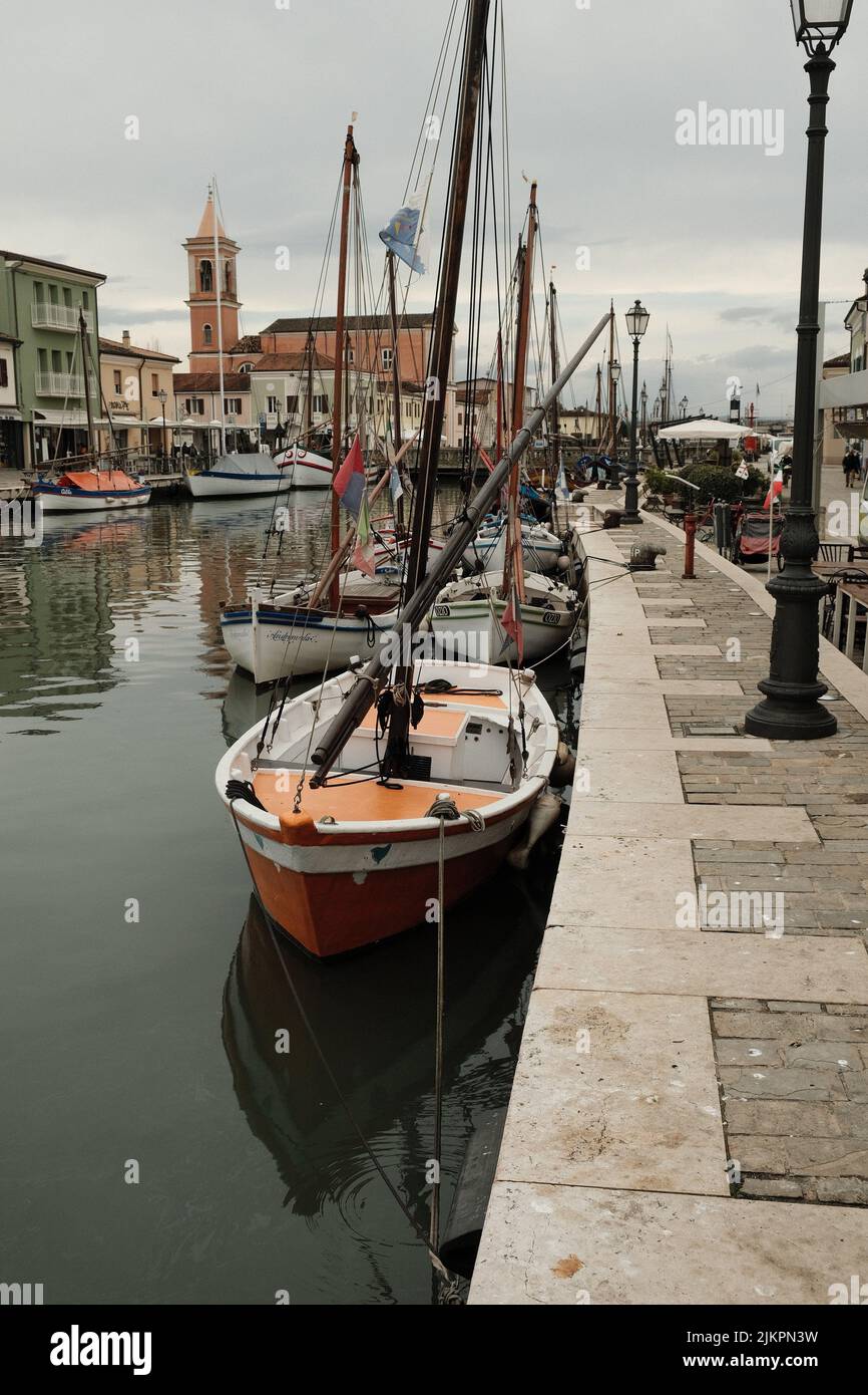 Un cliché vertical de petits bateaux dans un canal Banque D'Images