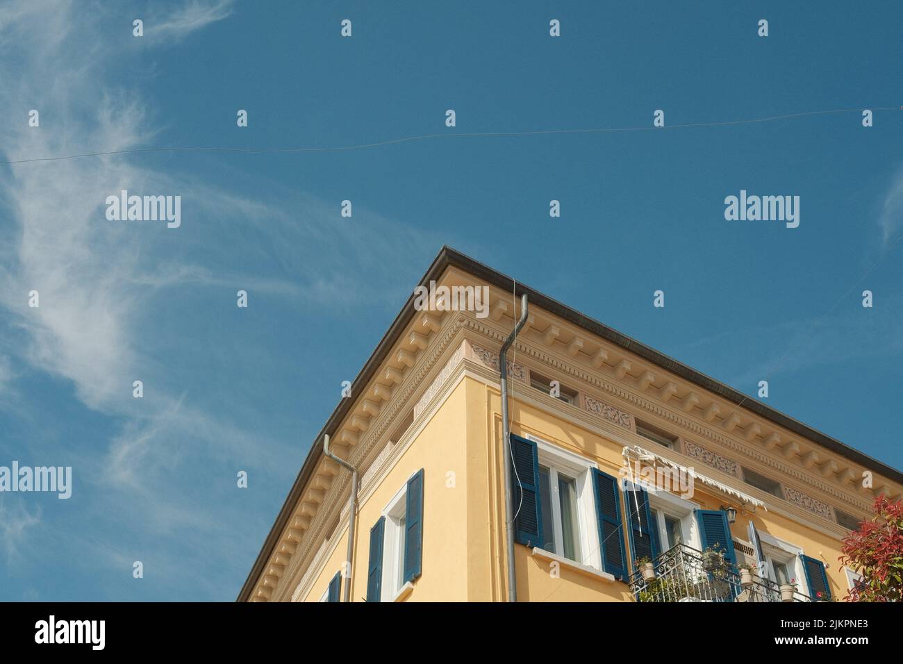 Le toit du bâtiment contre le ciel bleu. Desenzano del Garda, Italie. Banque D'Images