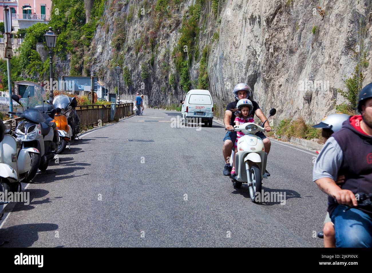 Scooter à moteur sur la célèbre route panoramique Amalfi SS163, près d'Atrani, côte amalfitaine, site classé au patrimoine mondial de l'UNESCO, Campanie, Italie, Europe Banque D'Images