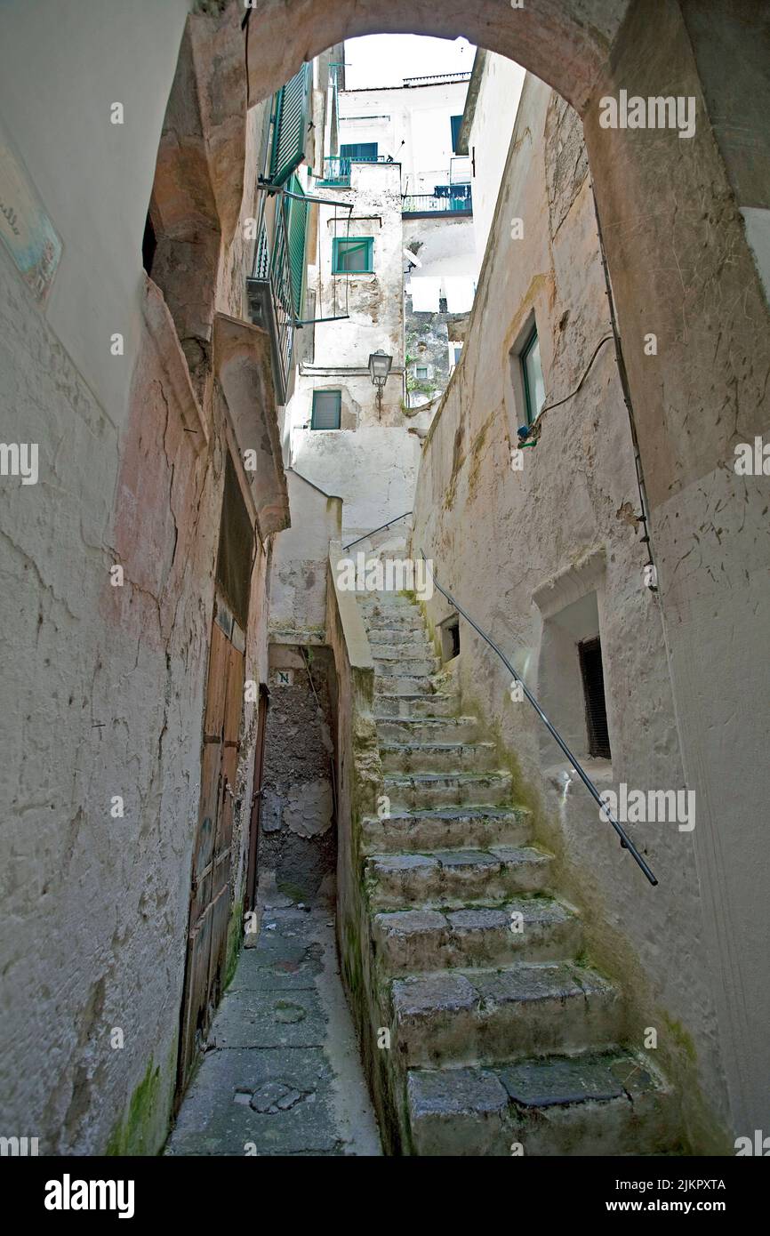 Allée et escalier dans la vieille ville d'Atrani, village voisin d'Amalfi, côte amalfitaine, site classé au patrimoine mondial de l'UNESCO, Campanie, Italie, Europe Banque D'Images