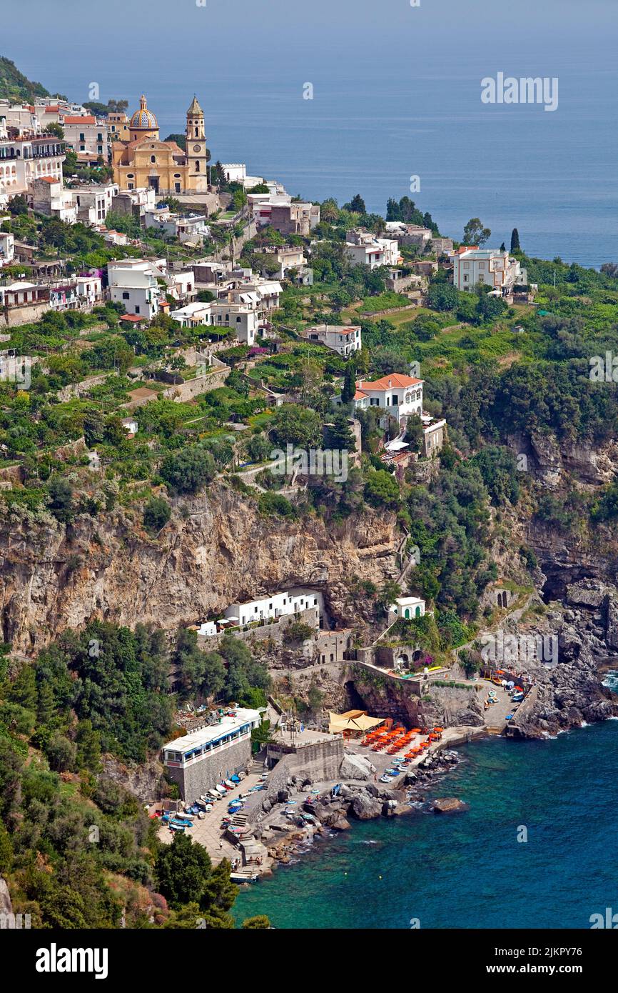 Le village Praiano avec l'église San Gennaro sur la côte amalfitaine, site classé au patrimoine mondial de l'UNESCO, Campanie, Italie, mer Méditerranée, Europe Banque D'Images