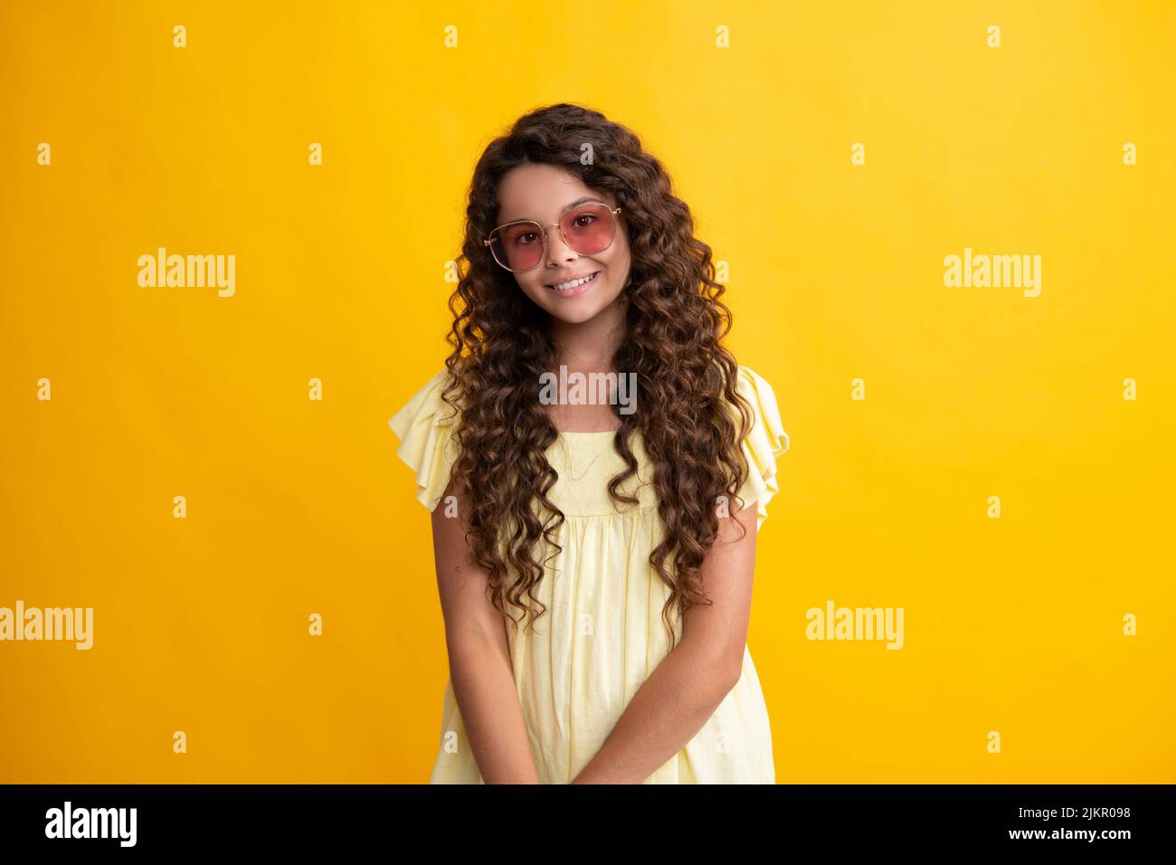 Bonne adolescente, émotions positives et souriantes de la jeune fille. Portrait de tête d'une adolescente fille isolée sur fond de studio. Enfance Banque D'Images