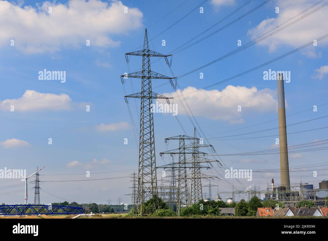 Tours de transport d'électricité, pylônes ou mâts avec lignes aériennes, près de la centrale électrique de production d'énergie, Essen, Allemagne Banque D'Images