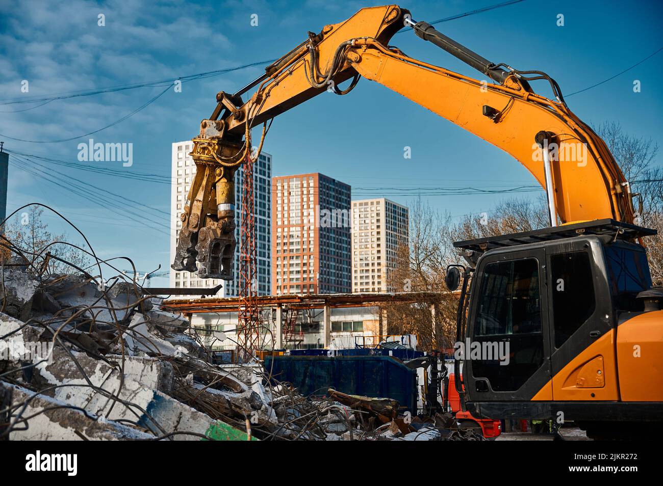 Le concasseur à béton hydraulique casse et écrase le béton armé. Banque D'Images