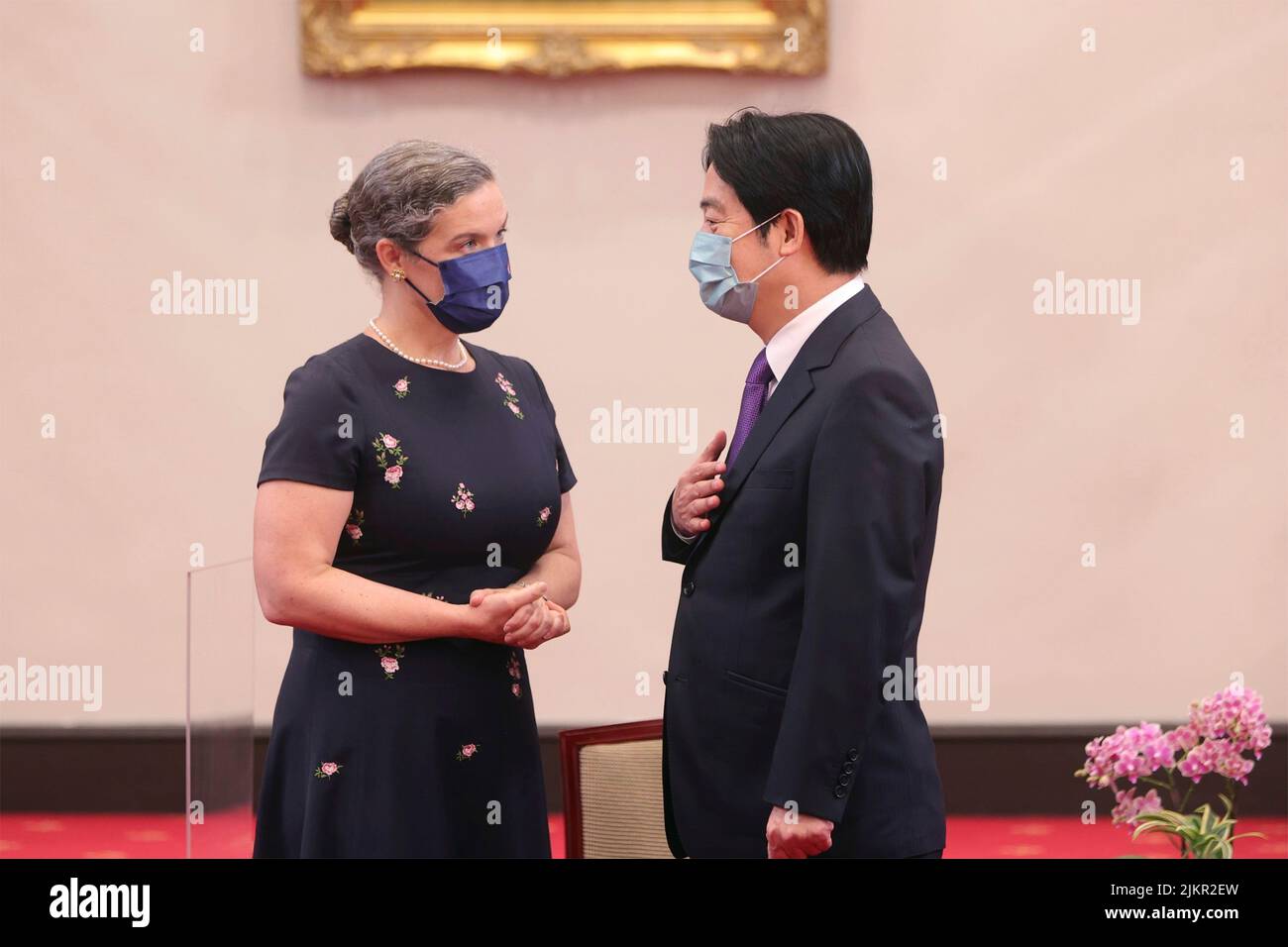 Taipei, République de, Chine. 03rd août 2022. Le vice-président de Taïwan, Lai Ching-te, à droite, discute avec Sandra Oudkirk, directrice de l'ait, lors d'une cérémonie de bienvenue pour la délégation du Congrès au bureau présidentiel de 3 août 2022 à Taipei, à Taïwan. L'American Institute Taiwan est l'ambassade américaine de facto à Taïwan. Crédit : Simon Liu/Bureau présidentiel de Taïwan/Alamy Live News Banque D'Images