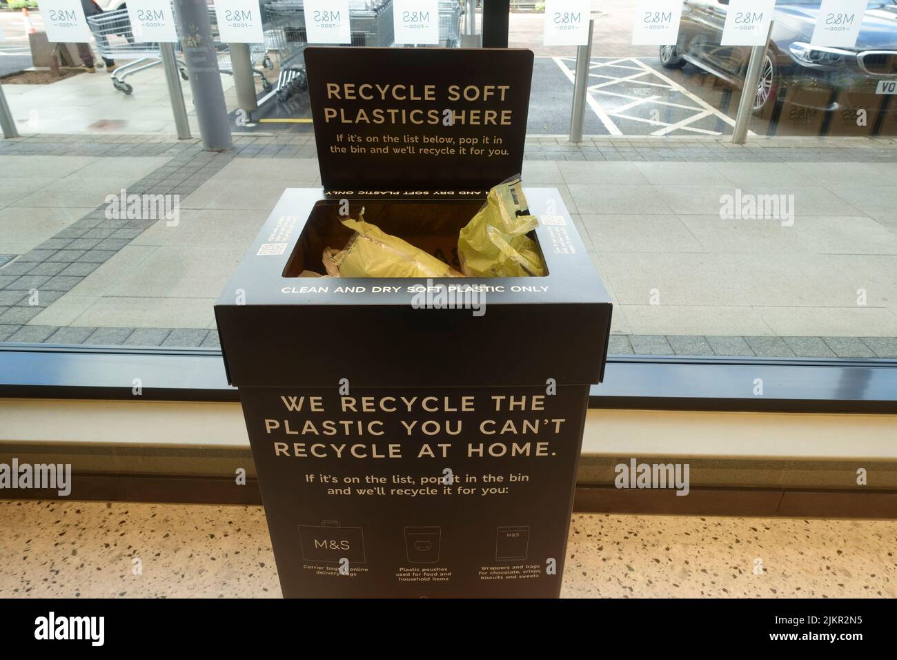 Point de recyclage du plastique Marks et Spencer Leamington Royaume-Uni Banque D'Images