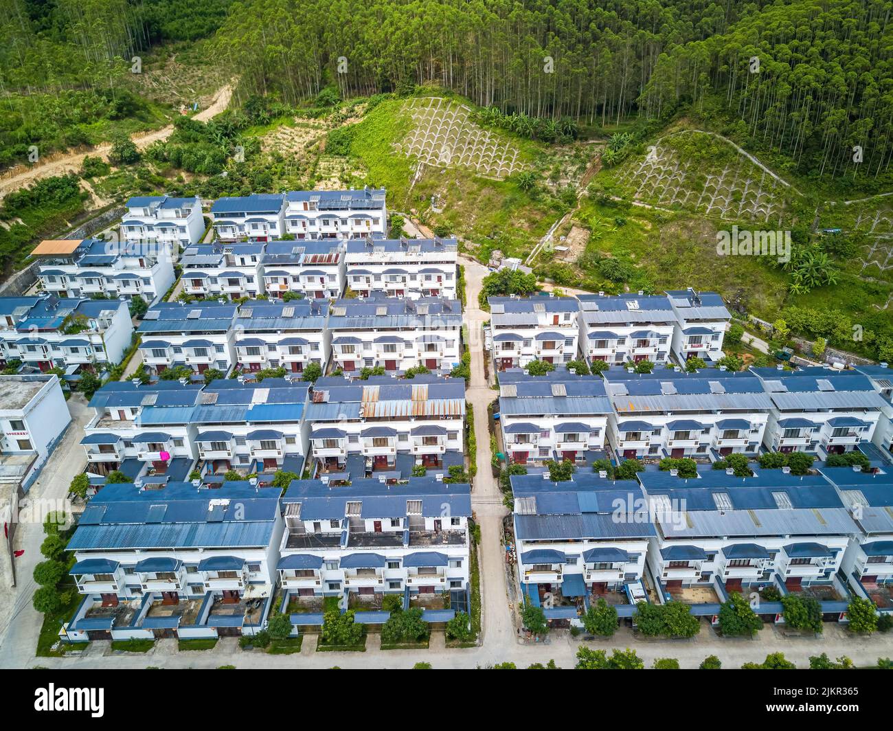 Un groupe de villas entouré de collines verdoyantes à la périphérie de Guangxi Banque D'Images