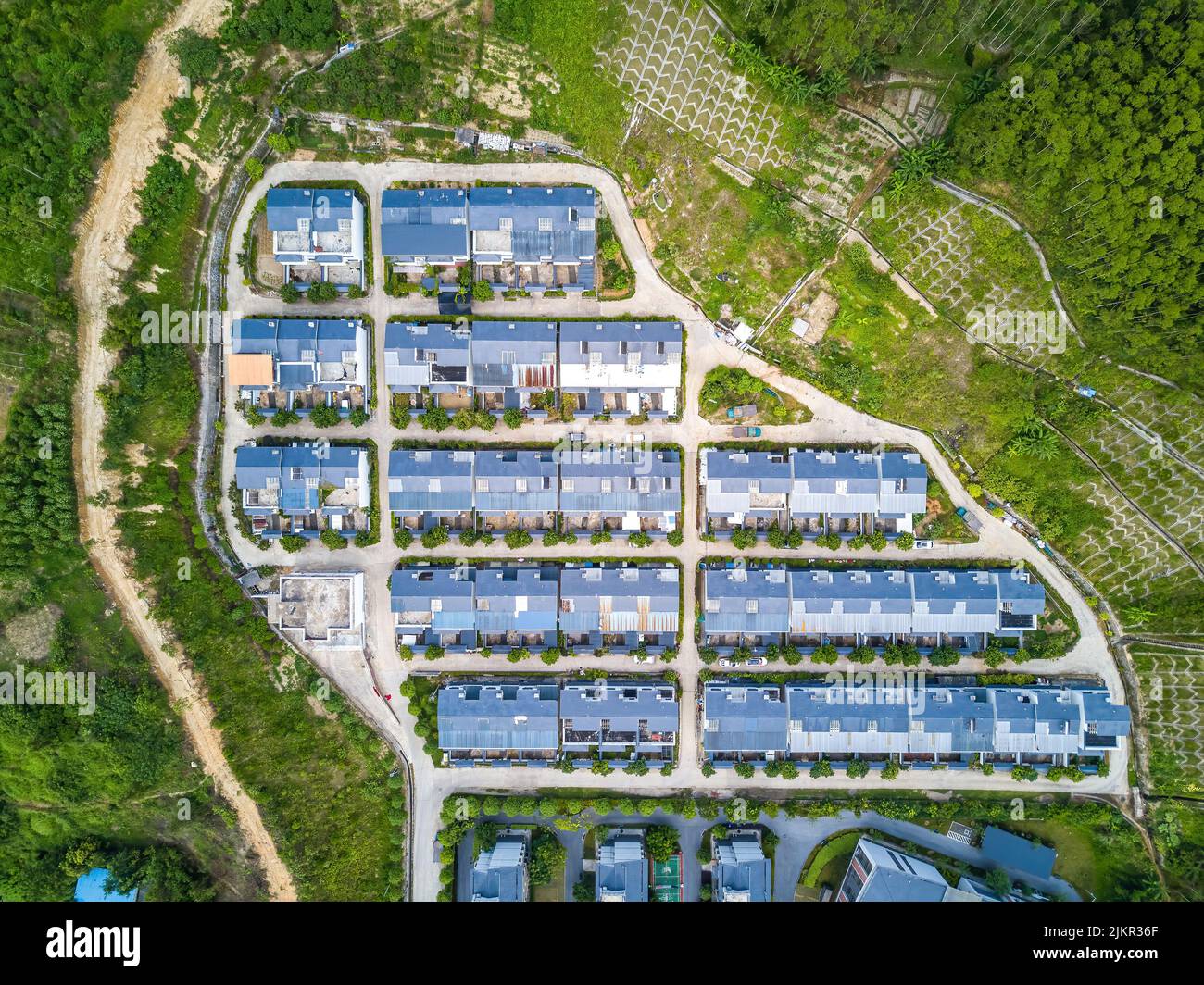 Un groupe de villas entouré de collines verdoyantes à la périphérie de Guangxi Banque D'Images